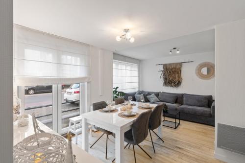 salon z białym stołem i kanapą w obiekcie Appartement SUB in Oostende w Ostendzie
