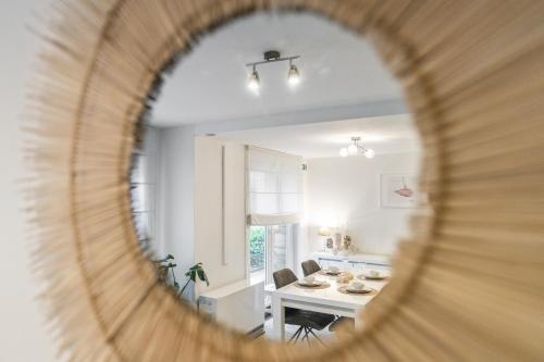 Pokój ze stołem i krzesłami oraz jadalnią w obiekcie Appartement SUB in Oostende w Ostendzie