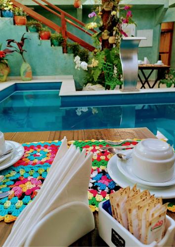 a table with plates of food on top of a mat at Pousada Tô na Praia Juquehy in Juquei