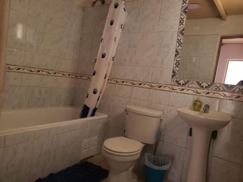 ein Badezimmer mit einem WC, einer Badewanne und einem Waschbecken in der Unterkunft Katchi in San Pedro de Atacama