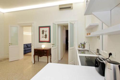 A bed or beds in a room at ELEGANT APARTMENT IN THE HEART OF ROME-NAVONA AREA