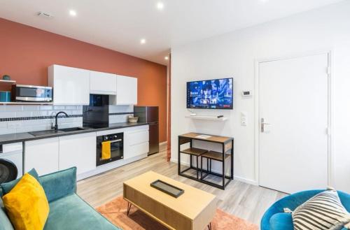 A television and/or entertainment centre at Terra logement cosy et charmant