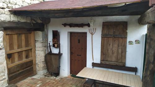 une petite maison avec deux portes et une table dans l'établissement CAMINO DE ATAPUERCA, à Castrillo del Val