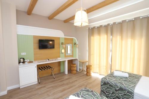1 dormitorio con 1 cama y escritorio en una habitación en Dolphin Park Hotel, en Ortaca