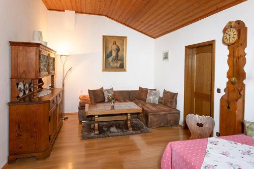 uma sala de estar com um sofá e uma mesa em Bauernhof Daurerhof em Aschau im Chiemgau