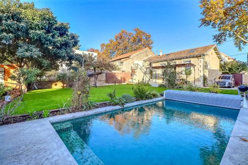 une piscine dans la cour d'une maison dans l'établissement L'Inattendu - Piscine - Clim, à Nîmes