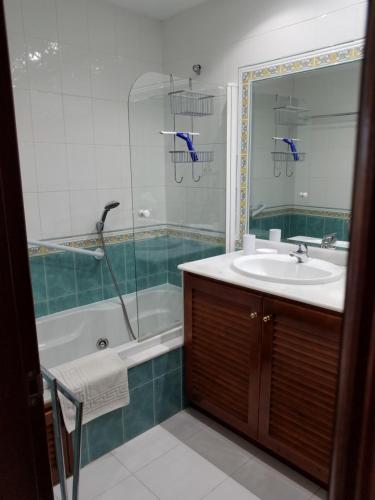 La salle de bains est pourvue d'une baignoire, d'un lavabo et d'une douche. dans l'établissement Balcones del Chaparral in Mijas , Costa des sol ., à Mijas