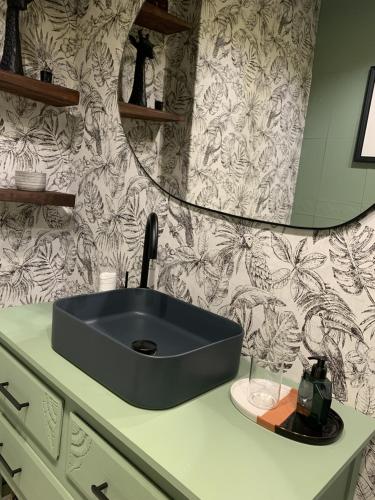a bathroom with a sink and a mirror at Apartamento Luxury Mira Espanha na Guarda in Guarda