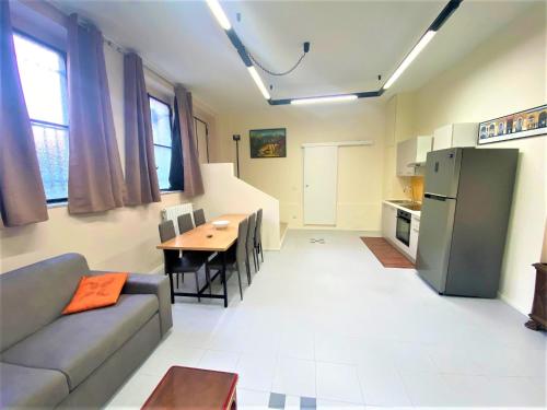Il dispose d'une cuisine et d'un salon avec un canapé et une table. dans l'établissement Affori Residence, à Milan