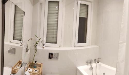 - Baño con 2 lavabos y 2 espejos en HABITACION CENTRAL EN BILBAO con WIFI 57 en Bilbao