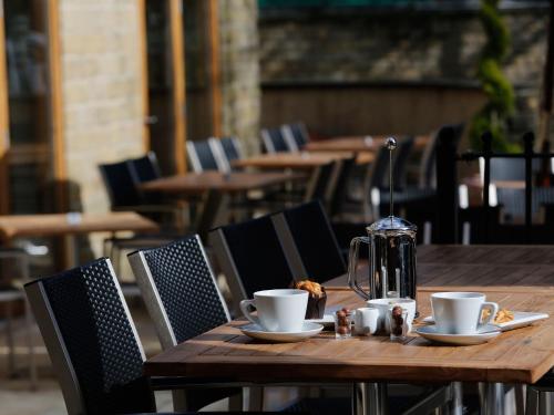 Un restaurante o sitio para comer en The Old Bridge Inn, Holmfirth, West Yorkshire - The Coaching Inn Group