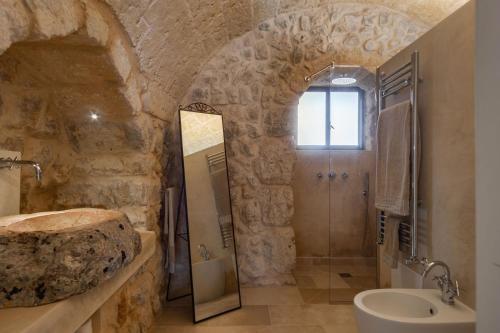 Ένα μπάνιο στο Charming Villa in Gagliano del Capo with Private Pool