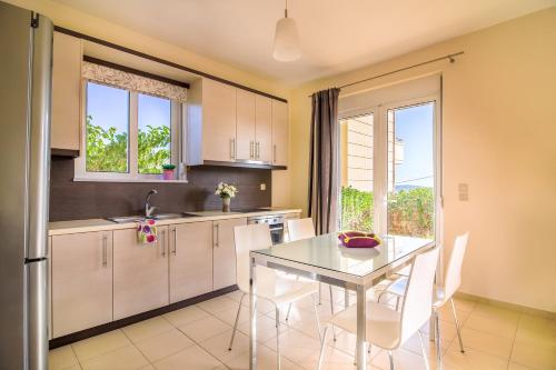 Crete View في ماراثي: مطبخ وغرفة طعام مع طاولة وكراسي