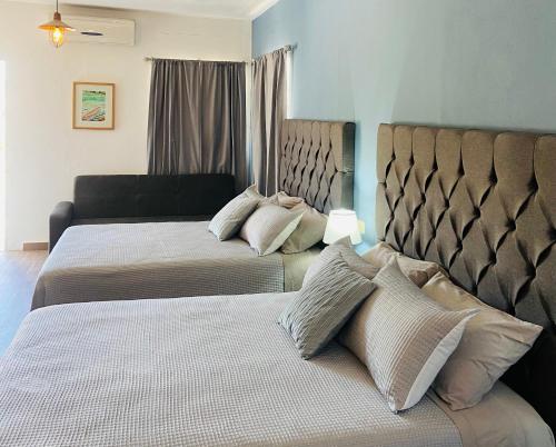 two beds in a hotel room with two pillows at Habitación Suite amplia en La Huasteca Potosina in Ciudad Valles
