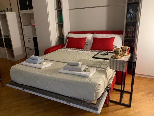 un grande letto in una stanza con cuscini rossi di Ferrari House a Roma