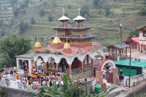 a group of people standing outside of a temple at Veda Inn in Chakrāta