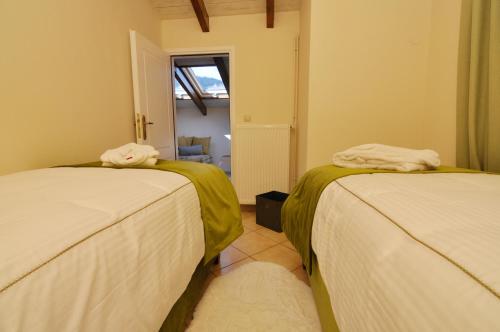 Кровать или кровати в номере Parnassos Chalets