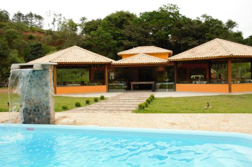 um resort com piscina e um edifício em Aconchego da bocaina em Cunha