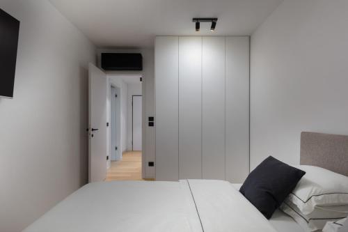 ザグレブにあるLuxury Haven in Zagrebのベッドルーム(白いベッド1台、白いクローゼット付)