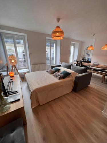 Posteľ alebo postele v izbe v ubytovaní Bel appartement T3 au 1er étage avec cour intérieure au RDC - Villa Marie