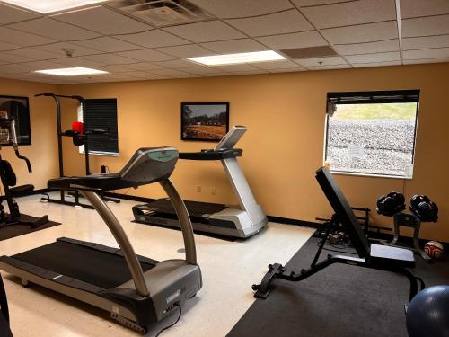 a gym with tread machines and a treadmill at Ambridge Inn in Ambridge