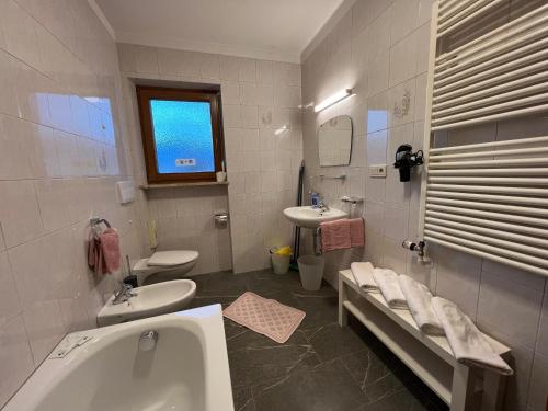 ein Badezimmer mit einer Badewanne, einem Waschbecken und einem WC in der Unterkunft Residence Untermoarhof in Bruneck