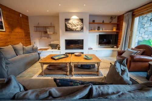 - un salon avec un canapé et une table dans l'établissement Belvedere 3 ski-in ski-out, à Méribel