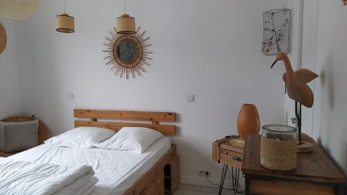 een slaapkamer met een bed en een houten bureau bij Le "Wood" in Annecy