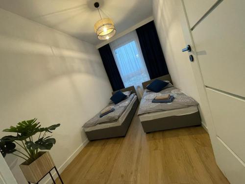 Cama o camas de una habitación en Apartament Pileckiego Nowy Dwór Mazowiecki Modlin Airport