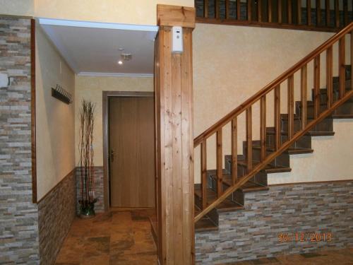 Una escalera de madera en una casa con puerta en Legaire Etxea, en Ibarguren
