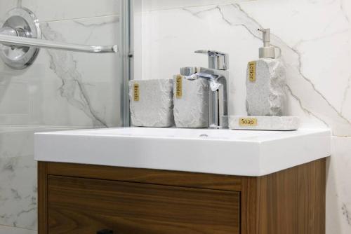 een badkamer met een witte wastafel en een douche bij 69-2A PRIME Lower East Side 1br Apt Brand New in New York