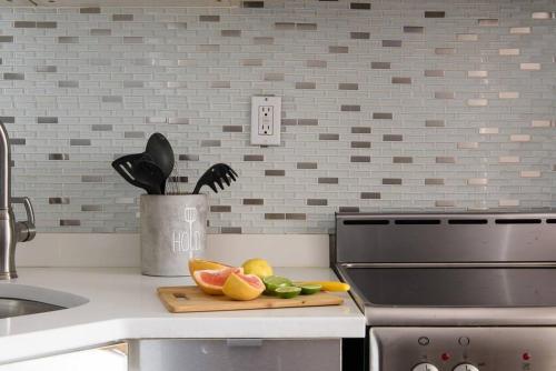 - un comptoir de cuisine avec une planche de coupe et des fruits dans l'établissement 24-16 Studio Gramercy W D gramercy, à New York