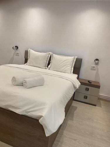 een slaapkamer met een bed met twee handdoeken erop bij Double D Apartments in Lupeni