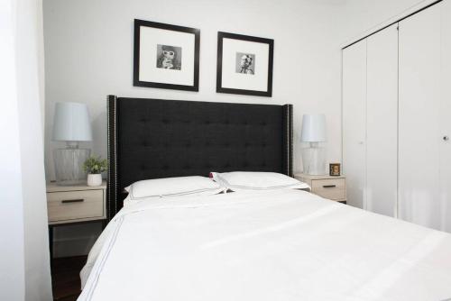 um quarto com uma grande cama branca com duas mesas de cabeceira em 809-2A Gorgeous 1BR New W D Modern Best Location em Nova York
