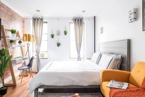 1 dormitorio con 1 cama grande y 1 sofá en 24-9 New Prime Gramercy Subway W D in unit, en Nueva York