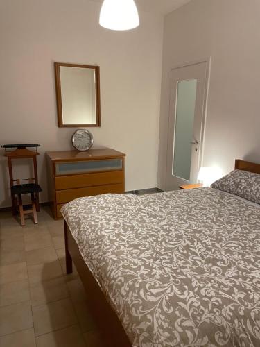 um quarto com uma cama, uma cómoda e um espelho em Ale E-Commerce Holiday Home em Buccinasco