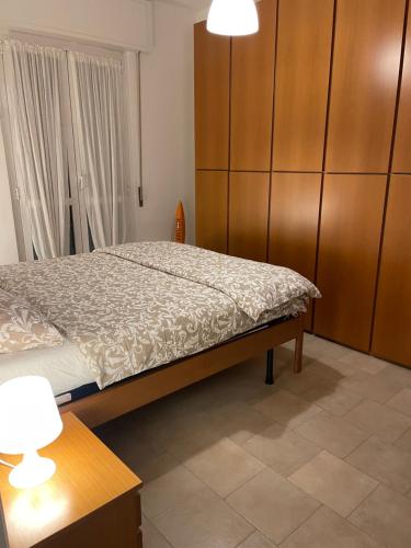 um quarto com uma cama e um armário de madeira em Ale E-Commerce Holiday Home em Buccinasco