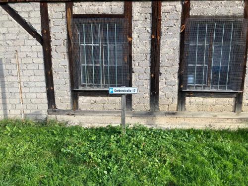 a street sign in the grass in front of a building at PEARLs - Stilvolle Wohnung zwischen dem Schwarzwald & der Schweiz in Stühlingen
