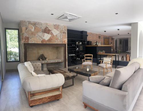 uma sala de estar com dois sofás e uma lareira em Terra Campo Posada em Chacras de Coria