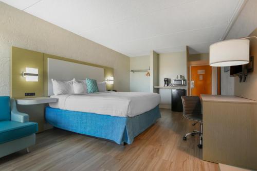 Ein Bett oder Betten in einem Zimmer der Unterkunft Inn on Destin Harbor, Ascend Hotel Collection