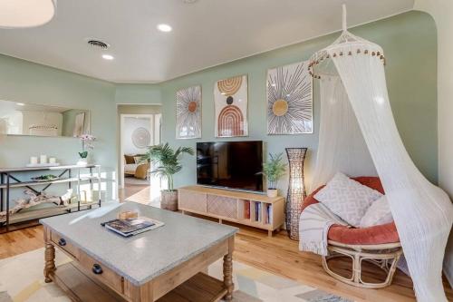 una sala de estar con una hamaca en una habitación en Well-Appointed Family Home in Aurora/Denver Colorado, en Aurora