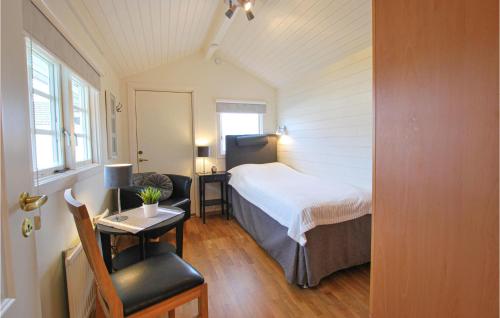 Schlafzimmer mit einem Bett, einem Schreibtisch und einem Stuhl in der Unterkunft Lovely Home In Borgholm With Sauna in Borgholm