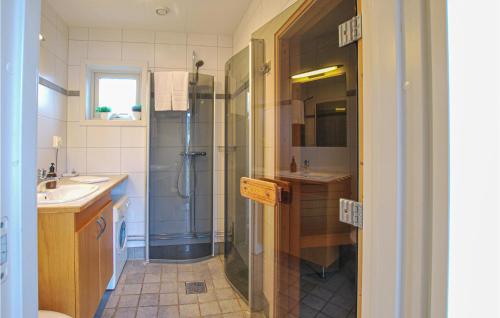 ein Bad mit einer Dusche und einem Waschbecken in der Unterkunft Lovely Home In Borgholm With Sauna in Borgholm