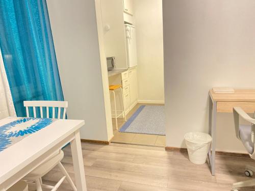 uma sala de jantar com uma mesa e uma cozinha em Luhtikadun Studio Apartment em Lahti