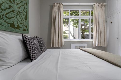 1 cama blanca grande en un dormitorio con ventana en Charmoso em Copacabana - 1 Quarto - JN301 Z2, en Río de Janeiro