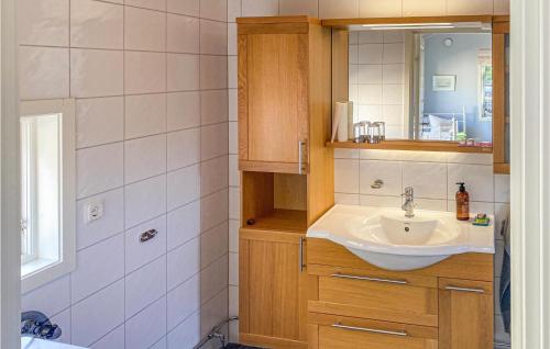 y baño con lavabo y espejo. en 3 Bedroom Stunning Home In Borgholm, en Borgholm