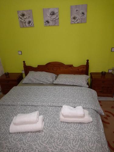 a bedroom with a bed with two towels on it at Το σπίτι του Γιάννη in Pýli