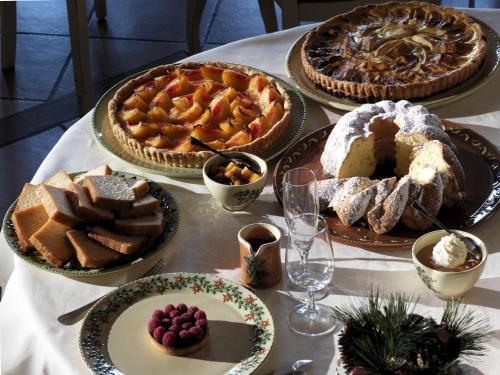 ein Tisch mit Kuchen und anderen Desserts darauf in der Unterkunft Hôtel Saint-Martin in Saint-Martin-de-Belleville