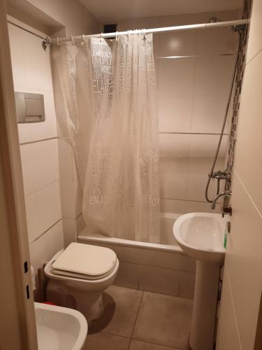 Baño pequeño con aseo y lavamanos en Lindo departamento en Córdoba