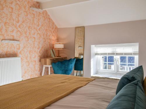 1 dormitorio con cama, ventana y escritorio en Little Hive-uk39430, en Dronfield
